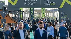 Utstilling og besøkende på Arab Health Dubai